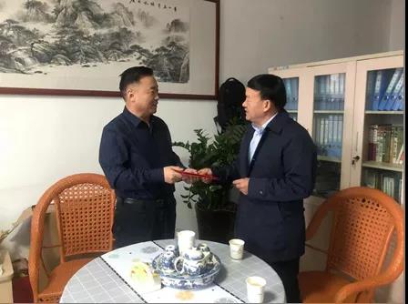 敦煌種業(yè)領(lǐng)導(dǎo)看望慰問公司老干部、老黨員及困難黨員職工