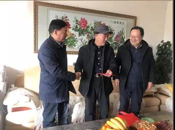 敦煌種業(yè)領(lǐng)導(dǎo)看望慰問公司老干部、老黨員及困難黨員職工
