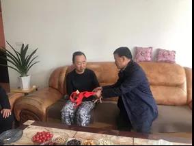 敦煌種業(yè)領(lǐng)導(dǎo)看望慰問公司老干部、老黨員及困難黨員職工