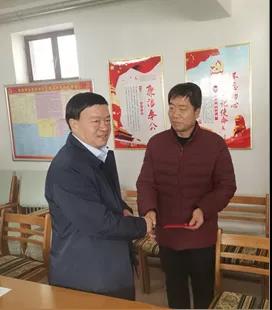 敦煌種業(yè)領(lǐng)導(dǎo)看望慰問公司老干部、老黨員及困難黨員職工
